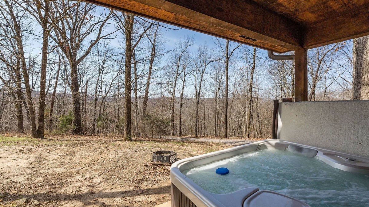 Mountainburg Cabin | Rustic Coyote Ridge Cabin with a Hot Tub