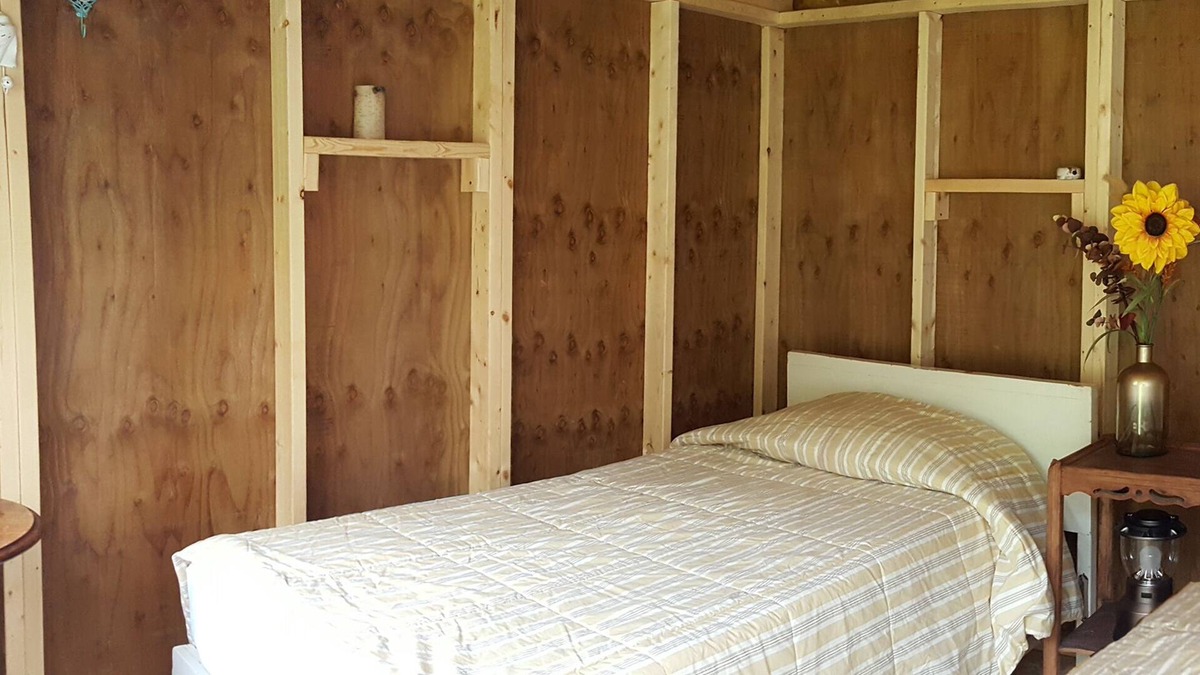 Emily House | Rustic Cozy Sleeping Hut - Two Twin Beds