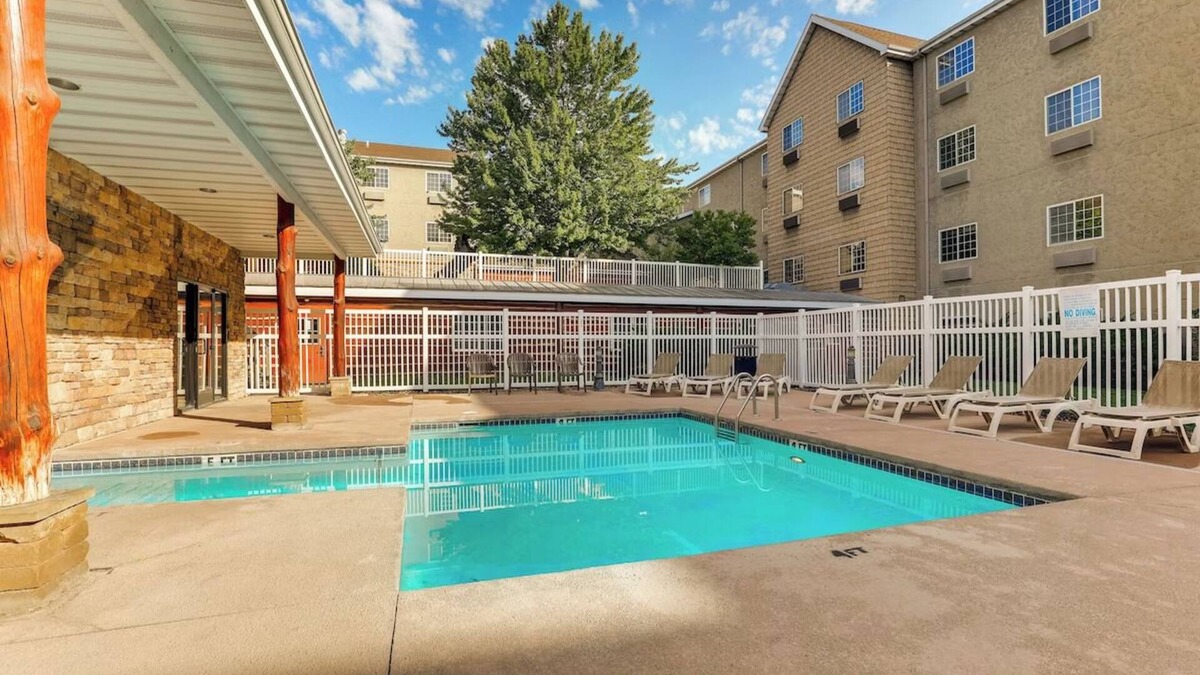 Columbia Hotel | Rustic Deluxe King Bed Stay in Stoney Creek Columbia! Free Breakfast