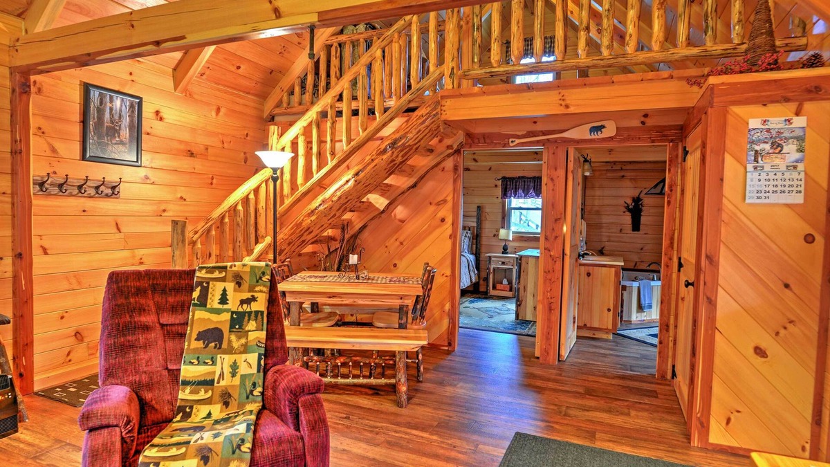 Dundee Cottage | Rustic Dundee Log Cabin w/Hot Tub & Forest Views!