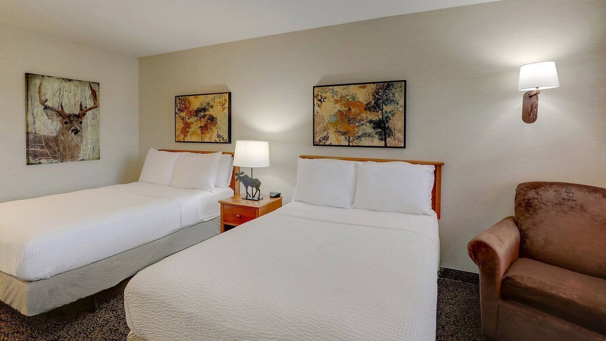 Quincy Hotel | Rustic Elegance by the Mississippi River! Rustic Amenities & 2 Pools