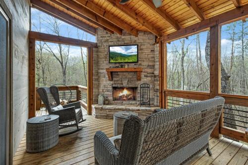 Blue Ridge House | Rustic Elegance - Cabin Near Toccoa River