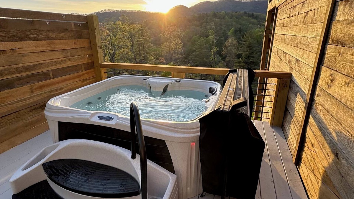 Ellijay Cabin | Rustic Ellijay Cabin Private Hot Tub Scenic Mountain View’s-close to Blue Ridge