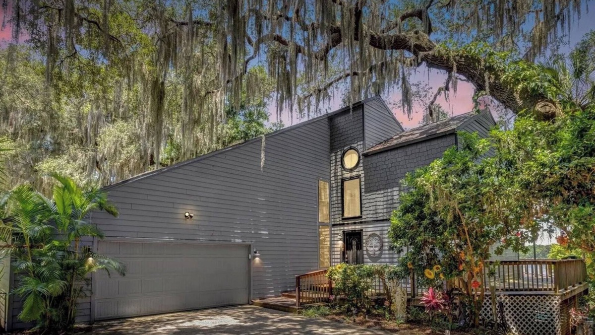 Umatilla House | Rustic Enchanted Forest- A Nature Lover’s Retreat with lake, pool, and hot tub