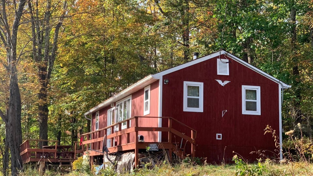 De Lancey Cottage | Rustic Family Cabin (PET FRIENDLY, WiFi, FULLY FUNCTIONAL HOME)