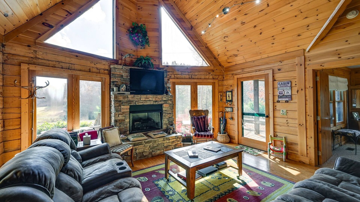 Fancy Gap Cabin | Rustic Fancy Gap Cabin w/Blue Ridge Parkway Views