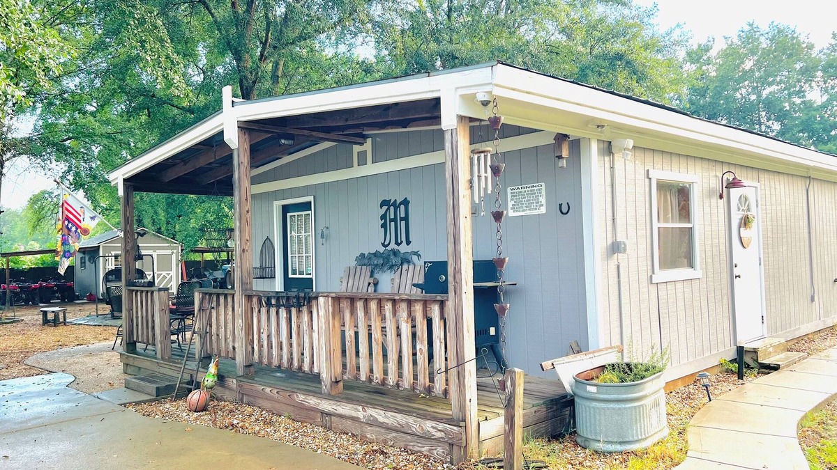 Phenix City House | Rustic Farm cottage with firepit-horses, goats and fresh eggs every morning.