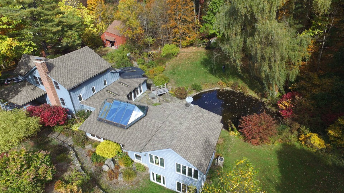 Tillson House | Rustic Farmhouse on 82 Acres of Land - with Ponds and Waterfalls- and a Hot Tub!