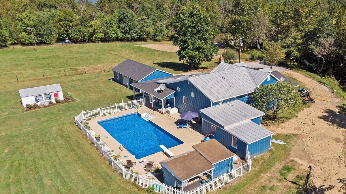 Luray Other | Rustic Farmhouse with Pool/hot tub/fire pits/6.5 acres Mountain Views