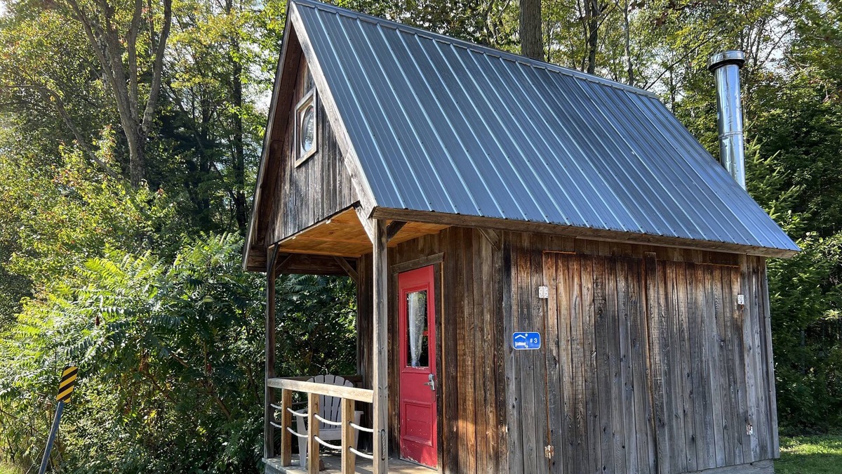 Saint-Cuthbert Cabin | Rustic forest hut (taxiway station)