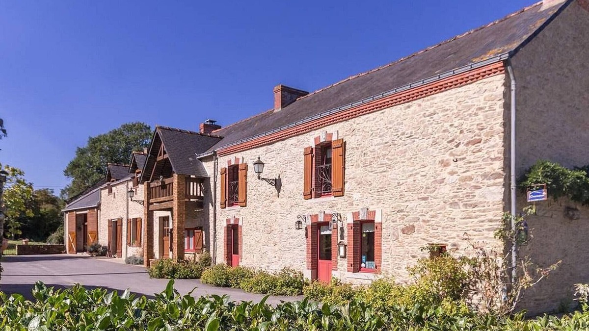 Bouvron Bed & Breakfast | Rustic Getaway: Cozy Room, Private Bath, Breakfast, and Family Friendly in Bouvron