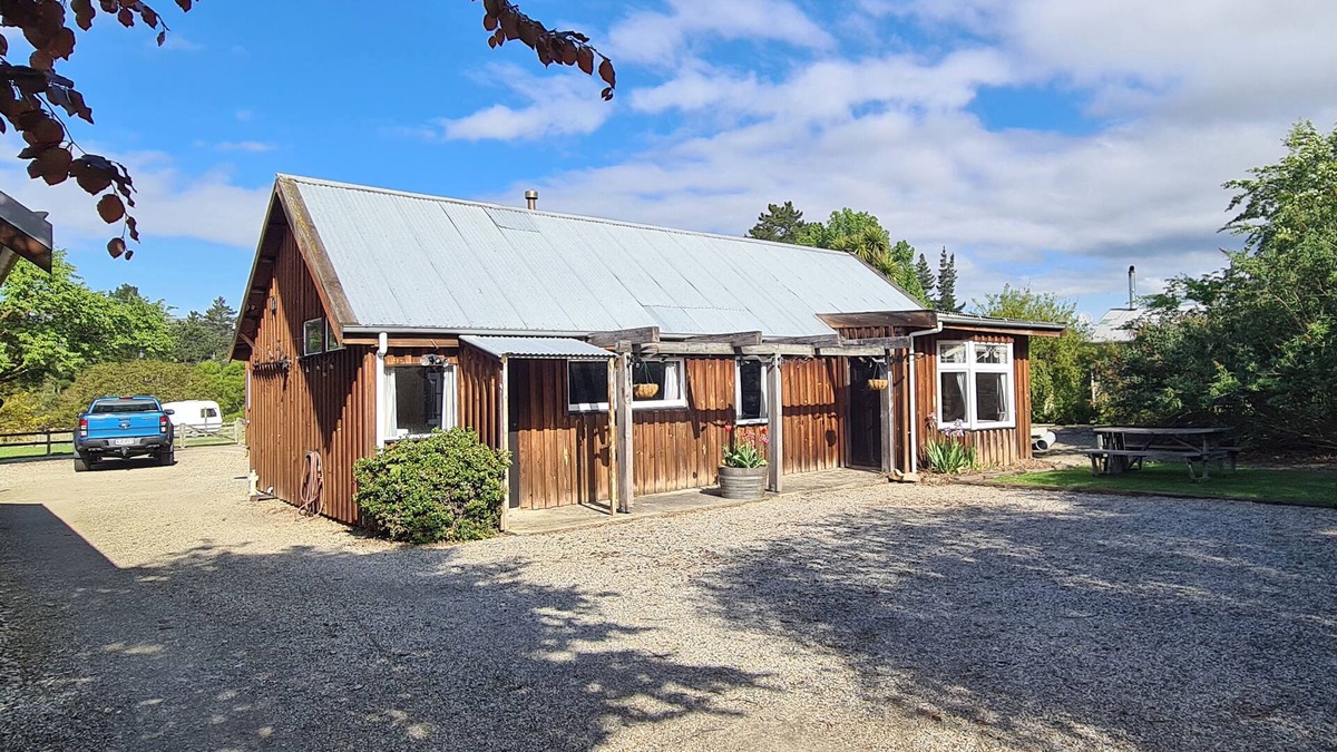 Lake Roxburgh Village Cottage | Rustic guest house in Roxburgh : Ideal for exploration or relaxation!