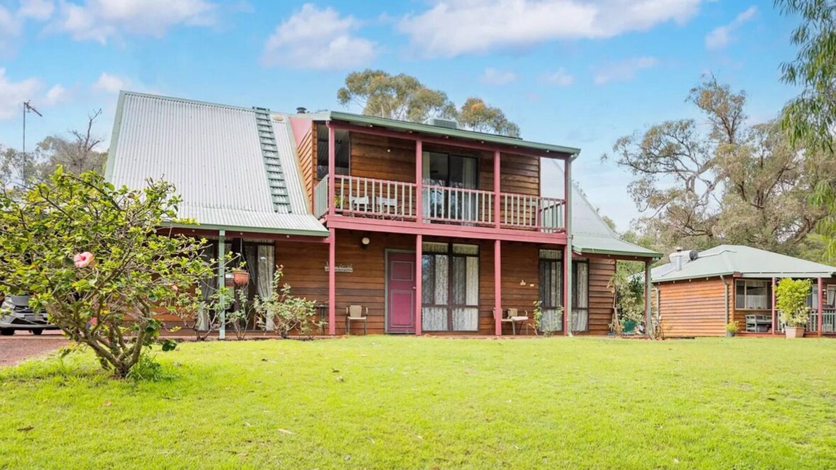 Leschenault Ski Chalet | Rustic House & Cosy Cottage
