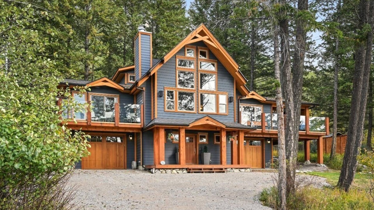 East Kootenay Cabin | Rustic Lakefront Cabin with breathtaking views