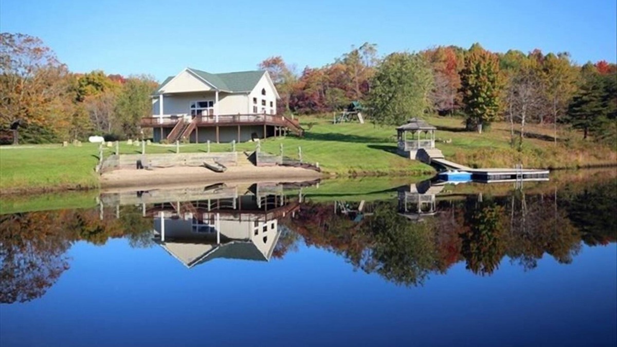 Logan Cabin | Rustic Lakefront Lodge in Hocking Hills