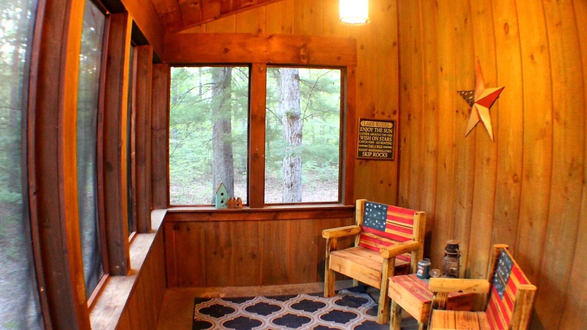 Points Cabin | Rustic Lakeside Retreat: Private 3 Bedroom Cabin