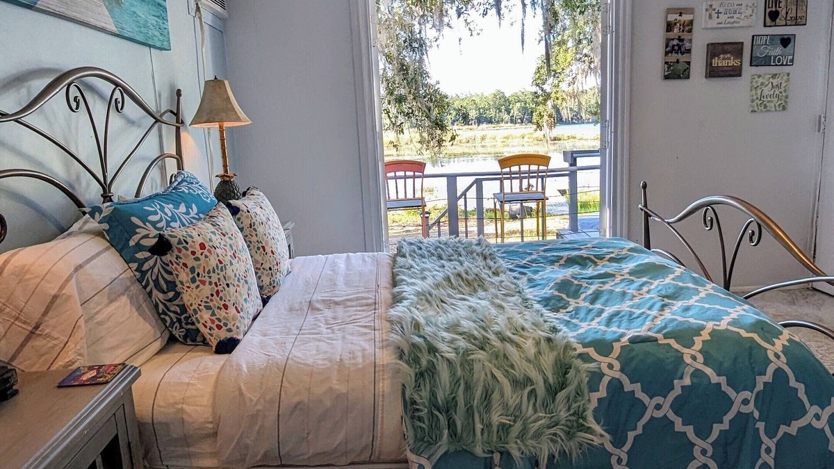 Edgar Apartment | Rustic Lakeview Getaway – Pet Friendly & Free Parking