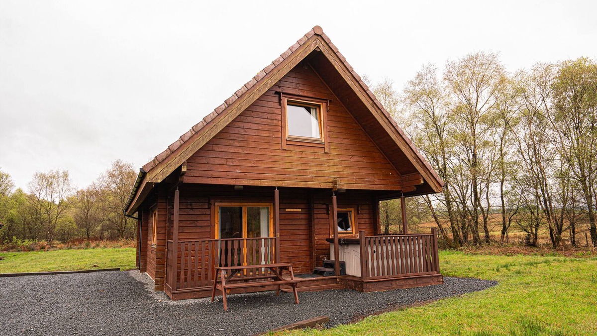 Balfron Apartment | Rustic Lodge retreat with Hot Tub, Sleeps 6