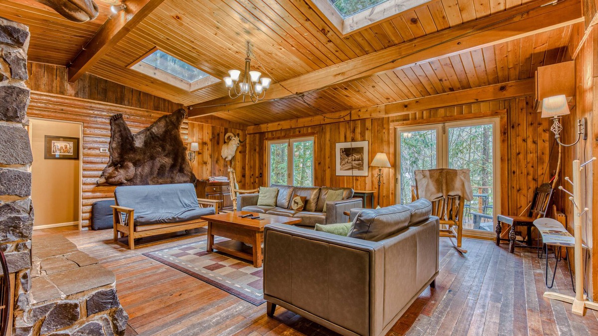 Zigzag House | Rustic lodge with private hot tub, fireplace & riverfront views - dog-friendly