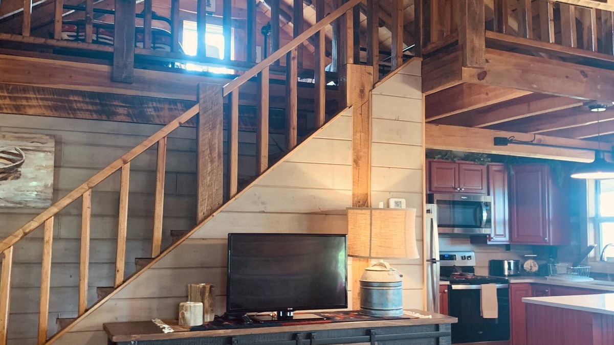 Stoutsville Cabin | Rustic Log Cabin on Mark Twain Lake