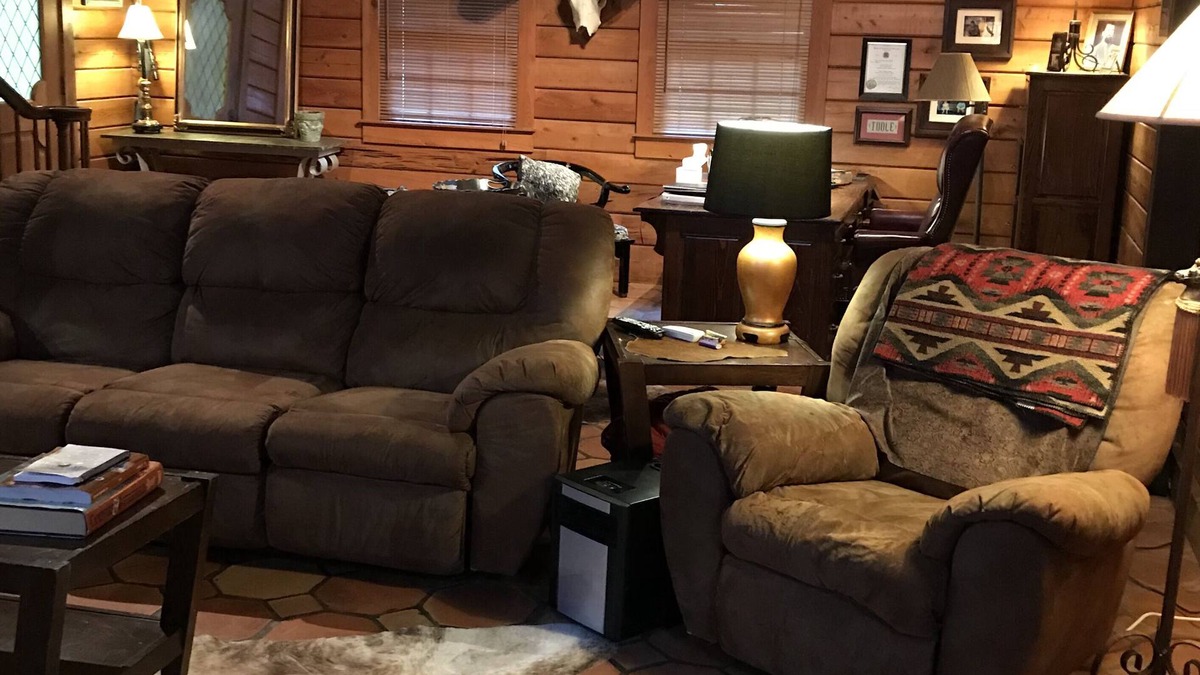Grenada House | Rustic log cabin with 5 beds in a private setting, minutes Grenada Lake & town.