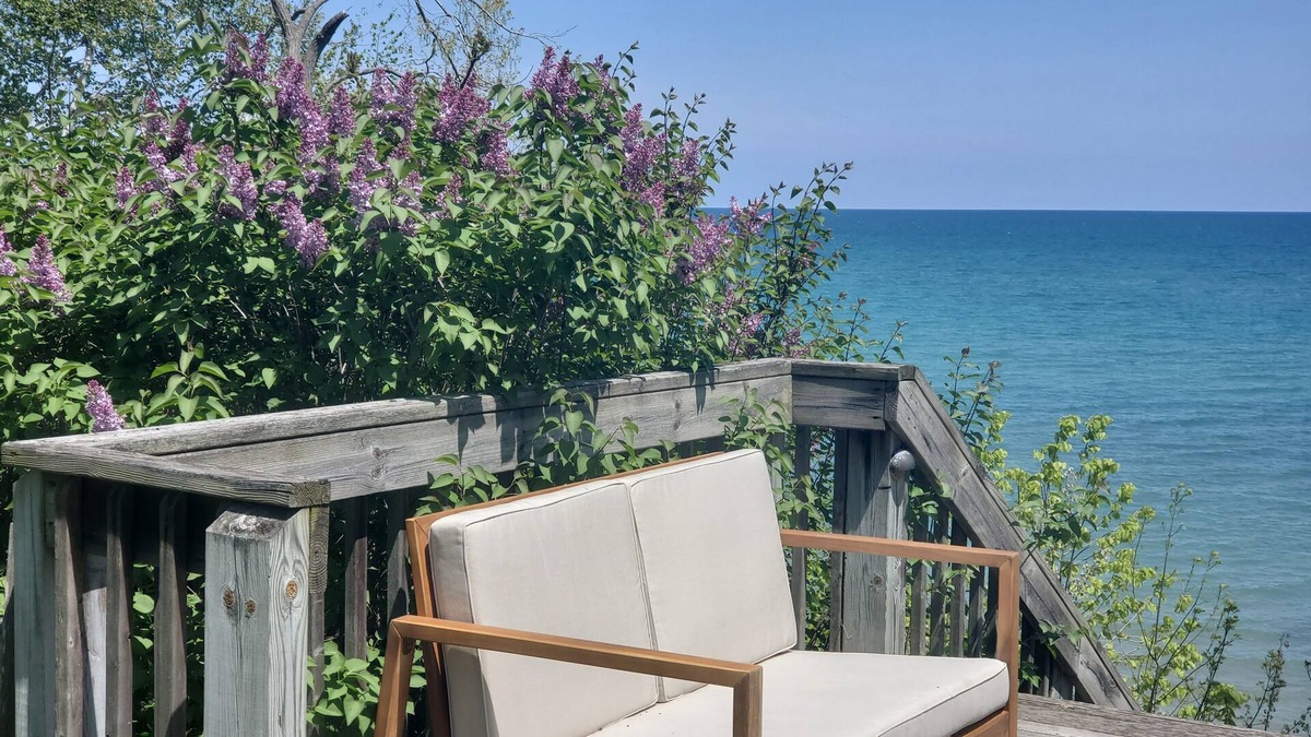Applegate Cottage | Rustic Log Cottage - Steps to Onsite Beach + Amenities