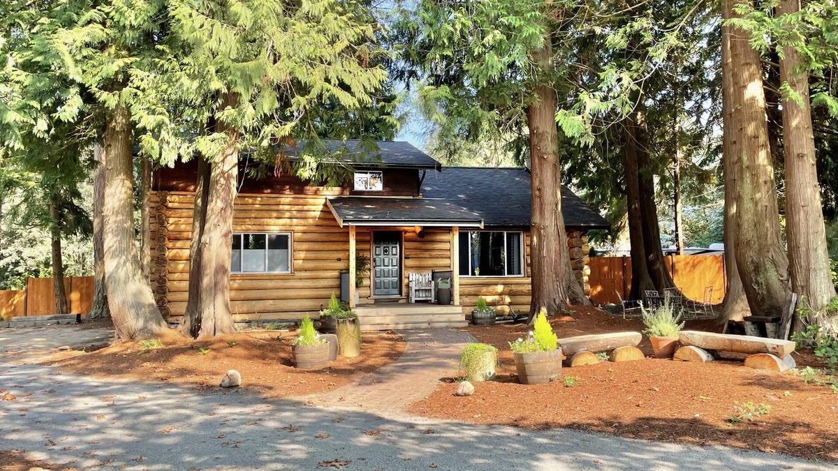 Camano Island House | Rustic Log Home Escape - Lodge Comfort & Outdoor FirepitnPeaceful retreat