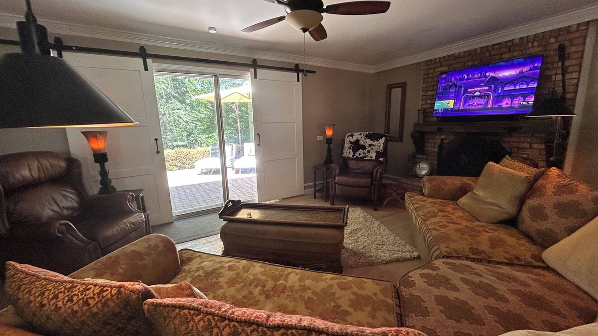 Brighton House | Rustic Luxe 4BR 2.5 Bath 1.5 Acres, in Heart of Brighton – Entire Spacious Home