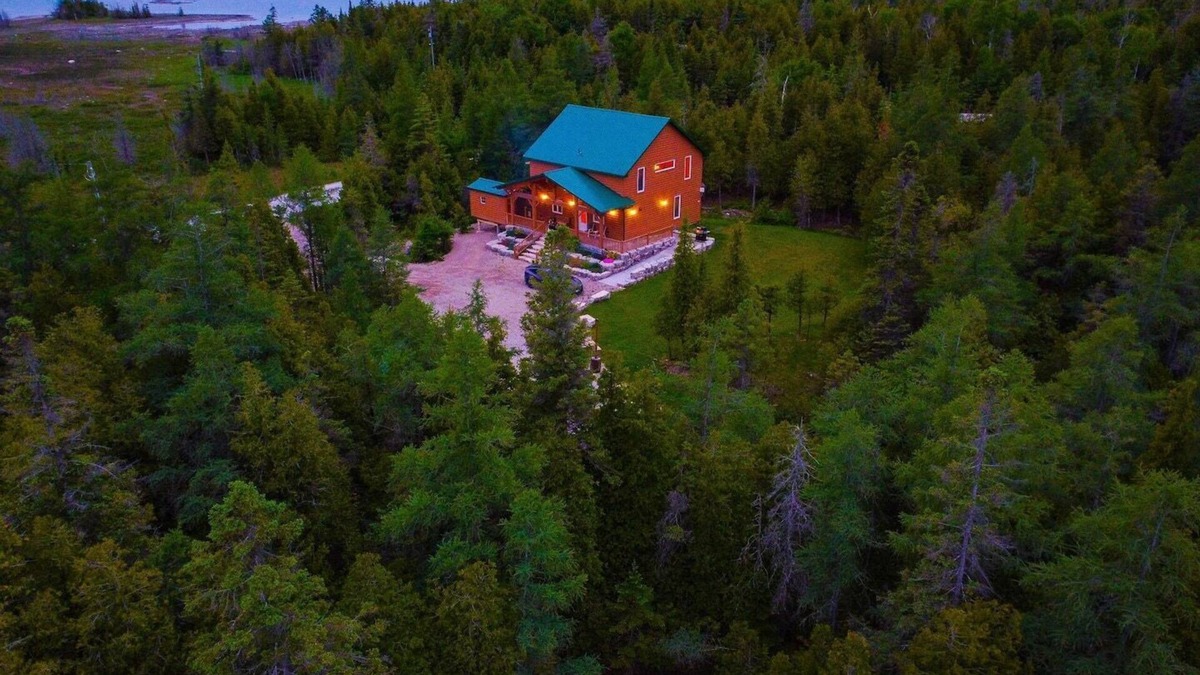South Bruce Peninsula Cabin | Rustic Luxury: Saw N' LogzzZ Cabin Getaway