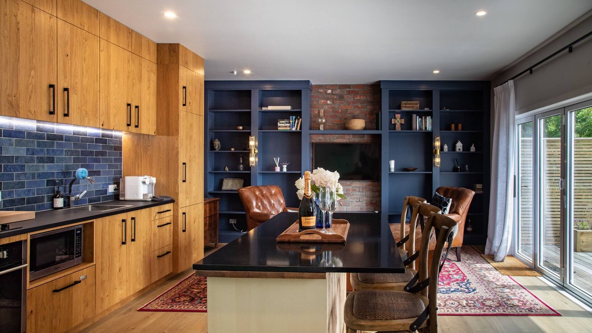 Martinborough Cottage | Rustic Martinborough Barn – Vineyard Views & Claw‑Foot Bath