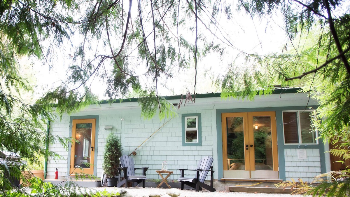 Tuwanek Cabin | Rustic Modern Beach Cabin | HOT TUB | views