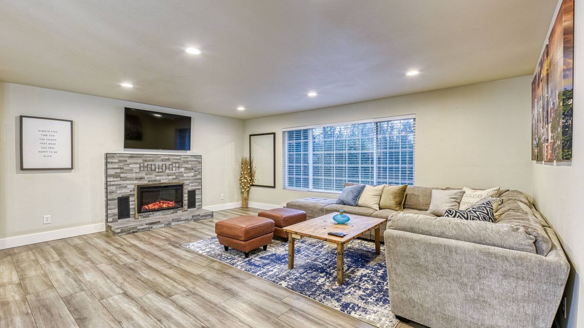 Duvall House | ★ Rustic Modern Mid Century Big Farmhouse ★ 2 Portable AC Units!