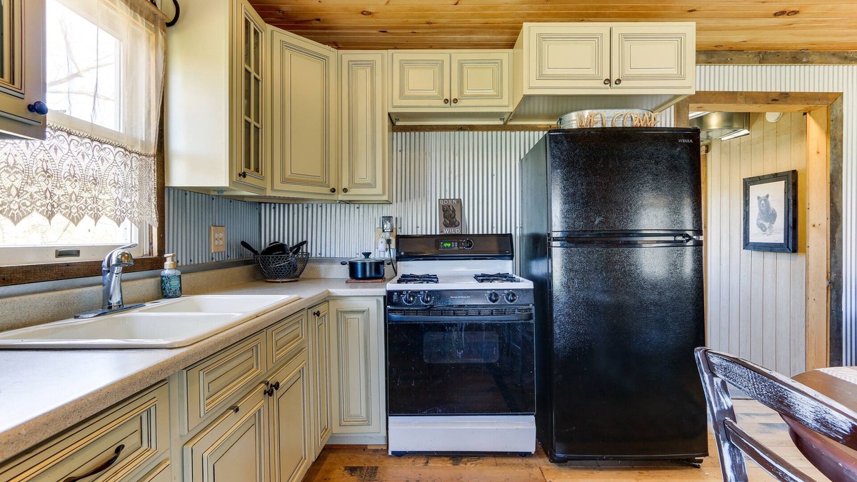 Mt Perry Cabin | Rustic Mount Perry Cabin Near Fishing Pond & Farm