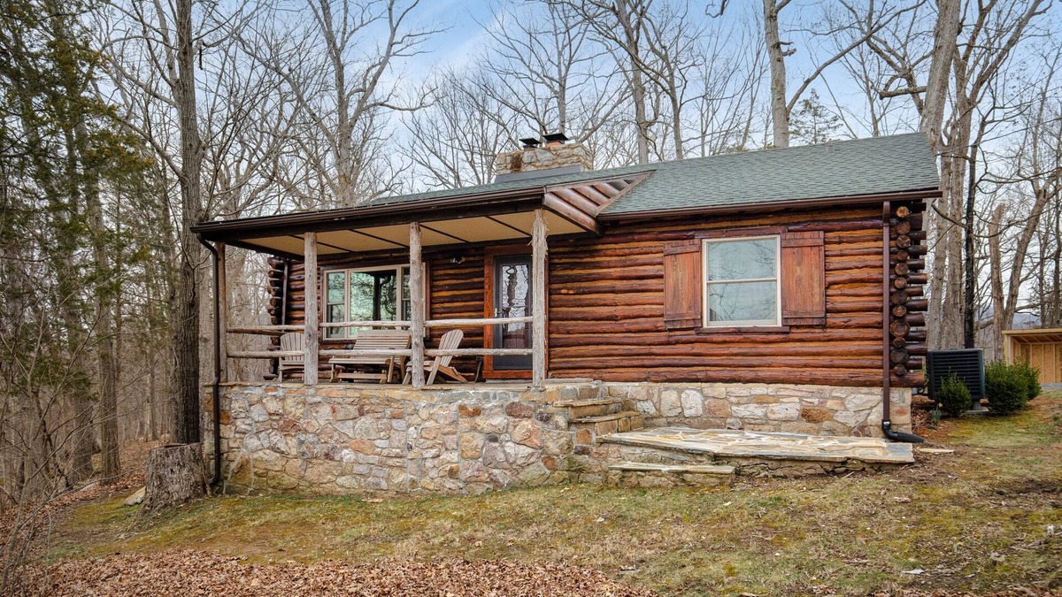 Front Royal Cabin | Rustic Mountain Log Cabin Perched on a cliff side above the Shenandoah River