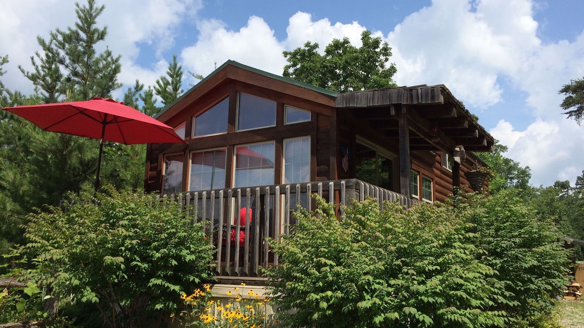 Newport Cabin | Rustic Mountain Retreat – Breathtaking Views, Private Hot Tub & Grill.