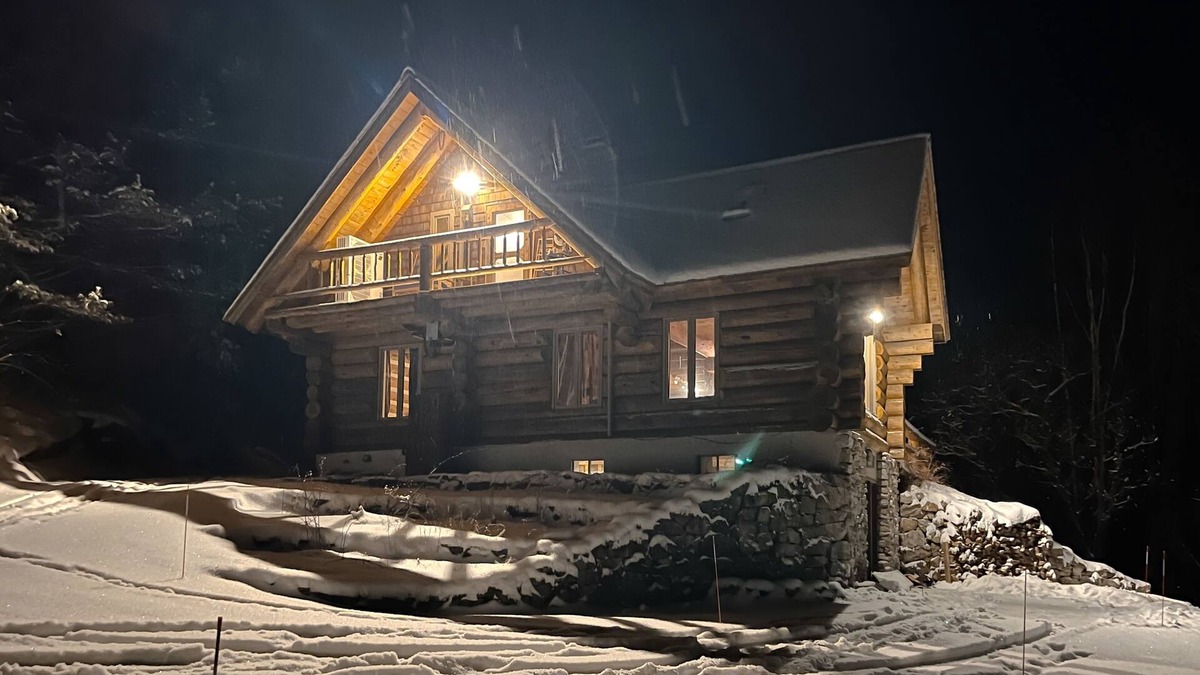 Littleton House | Rustic mountain-view cabin with private deck & fireplaces