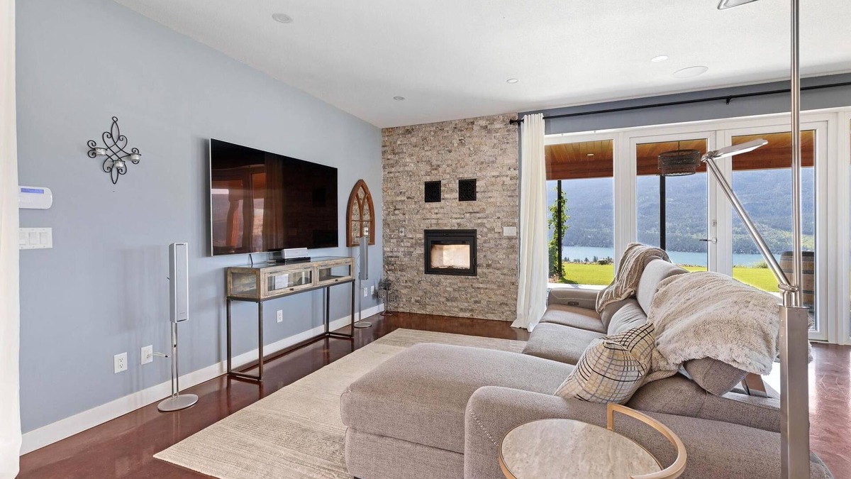 Vernon House | Rustic Oasis Lakeview with Hot Tub (Pet Friendly!)