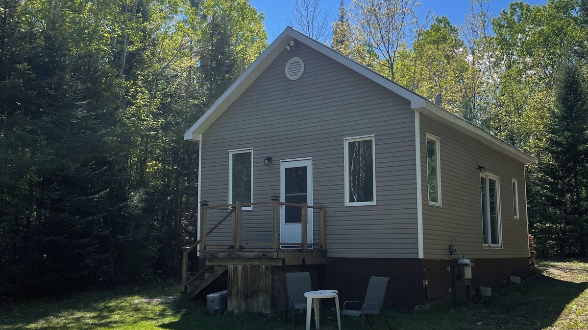 Head Cabin | Rustic off grid 2-bedroom cabin in Bissett Creek