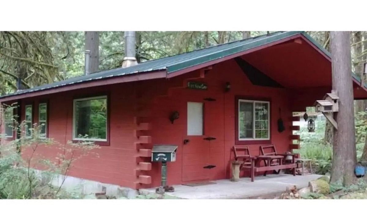 Marblemount Cabin | Rustic OFF GRID Cabin plus bunk house sleeps 6!