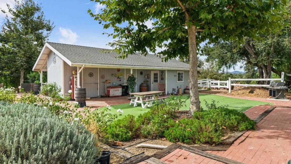 Thousand Oaks House | Rustic Paradise in Lynn Ranch