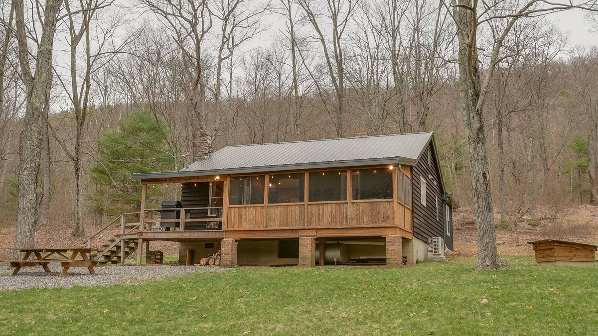 Woodward Cabin | Rustic Pines Retreat | Fire Pit, Covered Porch + More!