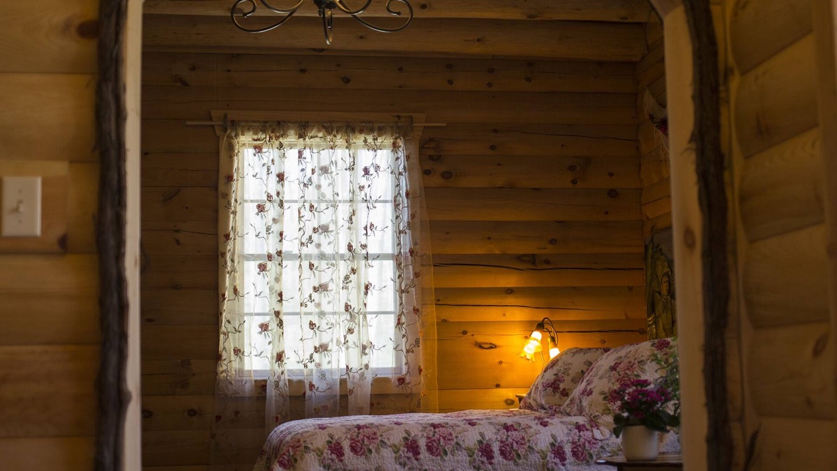 Lockwood Bed & Breakfast | Rustic Polish Jacuzzi Room in log home 11 miles from Ithaca
