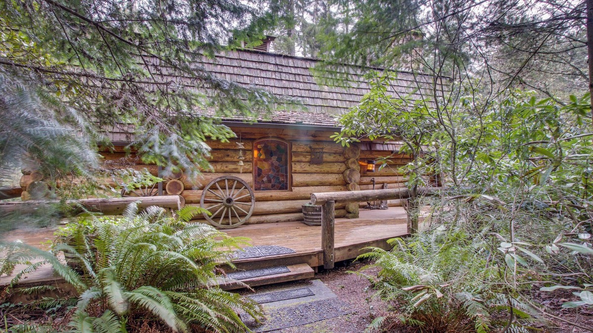 Greenbank Cabin | Rustic pond-front log cabin with fireplace & central AC