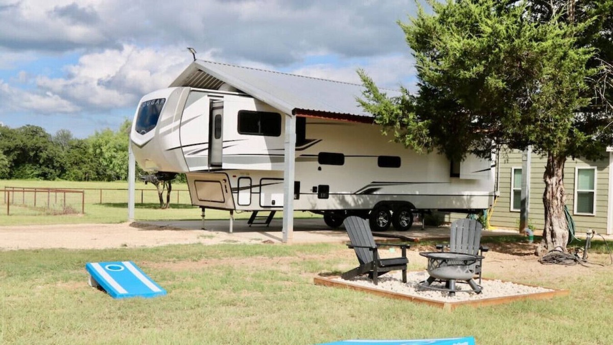 Smithville House | Rustic Ranch RV Escape