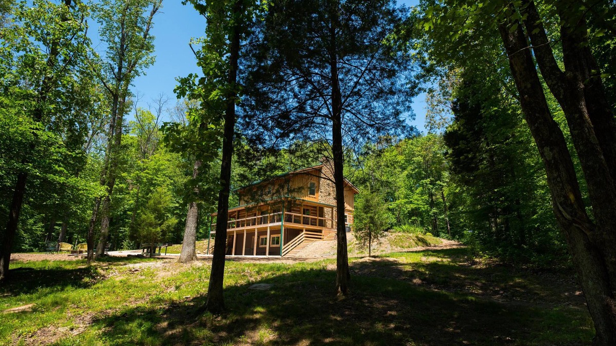 Gnaw Bone Cabin | Rustic recreation room near Nashville!