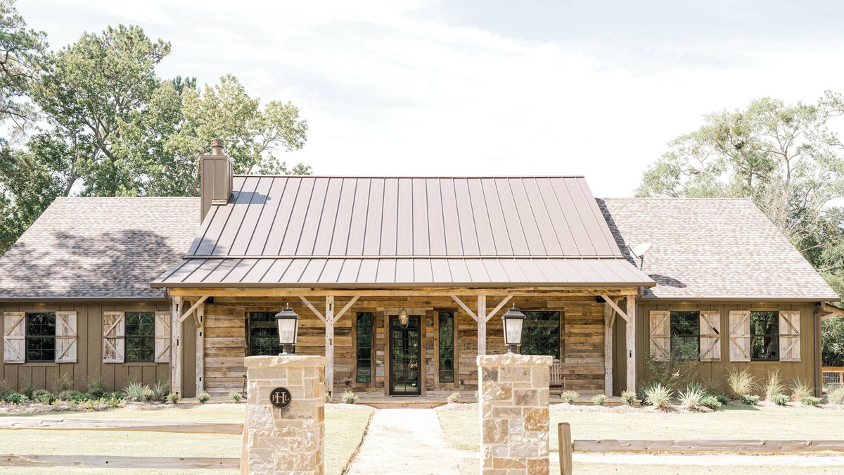 Willis Cabin | Rustic & refined Pine Hill Lodge- 8 acres w/lagoon pool, 5 bedrooms, 5500 sq ft