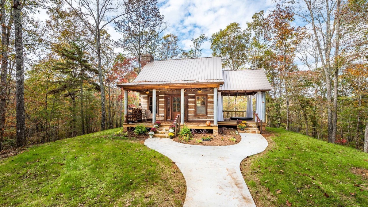 Talking Rock Cabin | Rustic Remote Romantic Log Cabin Getaway with Hot tub! 4 wheel drive recommended