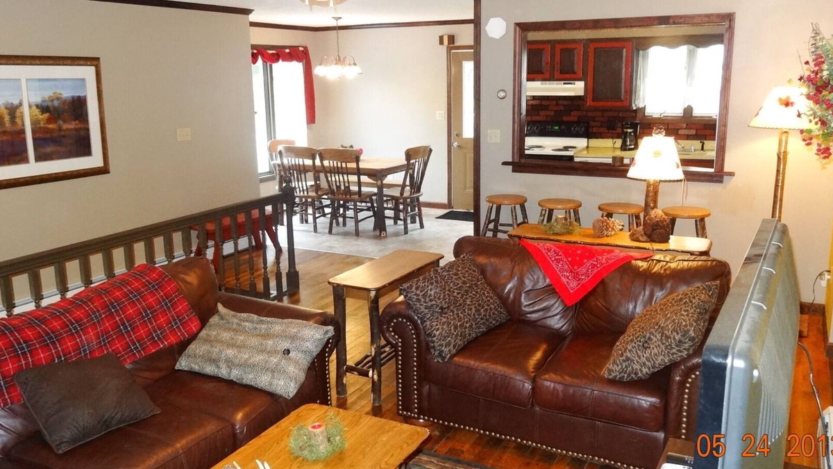 Athol House | RUSTIC RETREAT-2 story-inground pool and patio-fireplace-firepit-deck-wifi2 bath