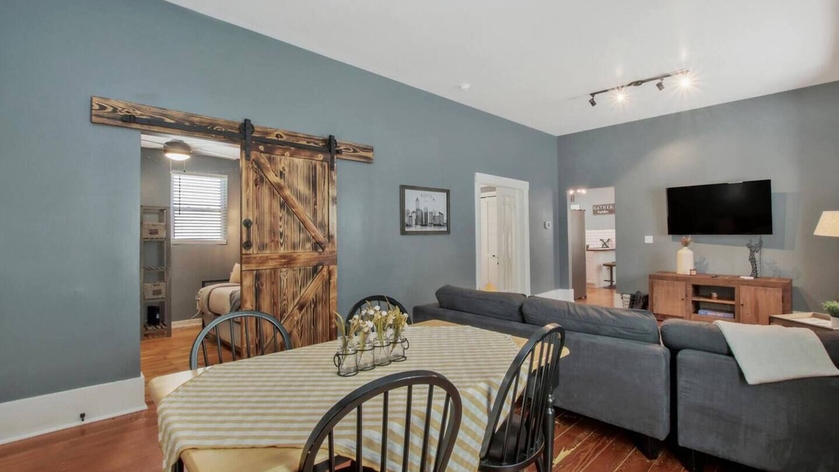 Wichita House | Rustic Retreat - Cute and Cozy! King! Centrally located