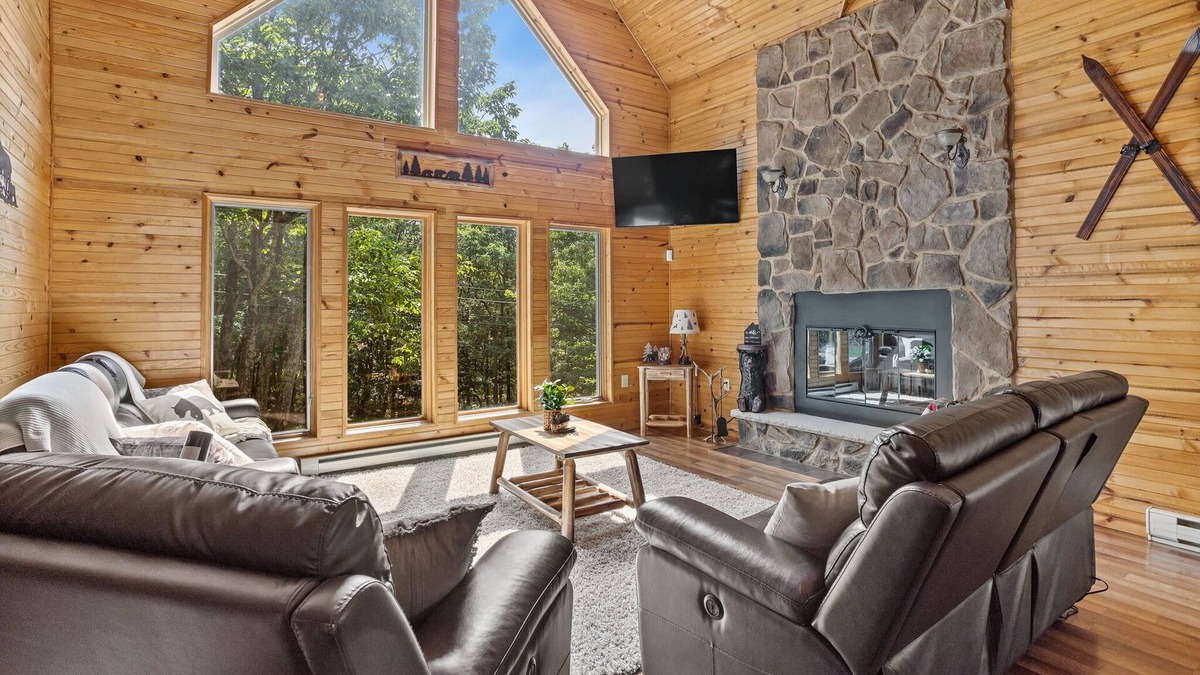 Mount Pocahontas House | Rustic Retreat - Fire-pit, Hot-Tub and more!